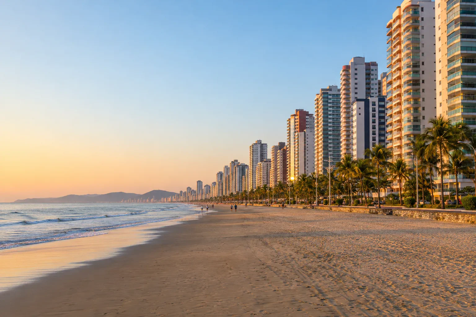Orla de Praia Grande com os prédios de frente para o mar no fim da tarde