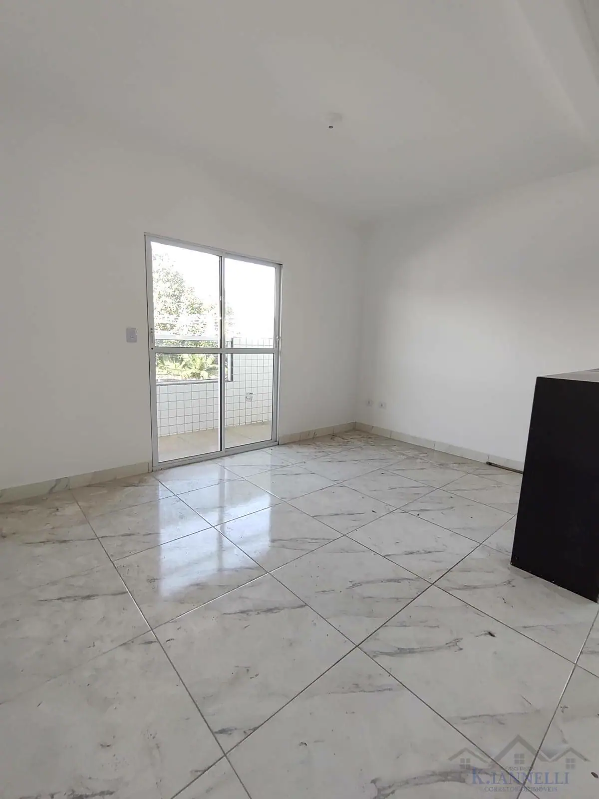 Casa Alta de Condomínio Fechado, 70 M² A.C, 2 dorms, Sala, Sacada, 1 Vaga.
