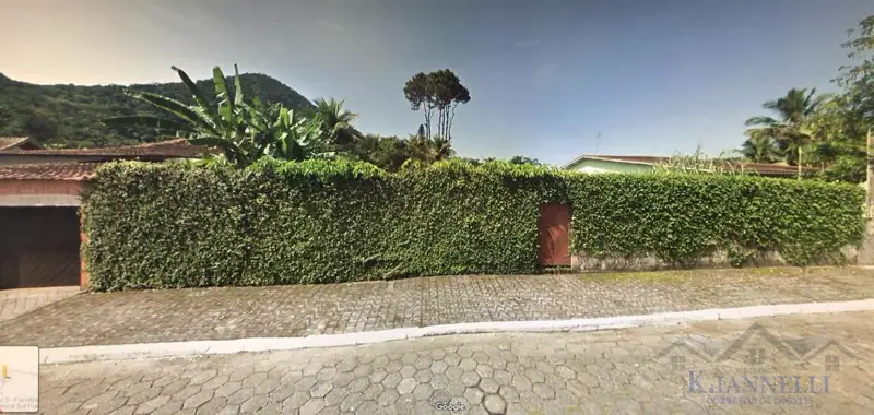 Terreno com 879 m², com testada de 24 metros no Canto do Forte para Venda.
