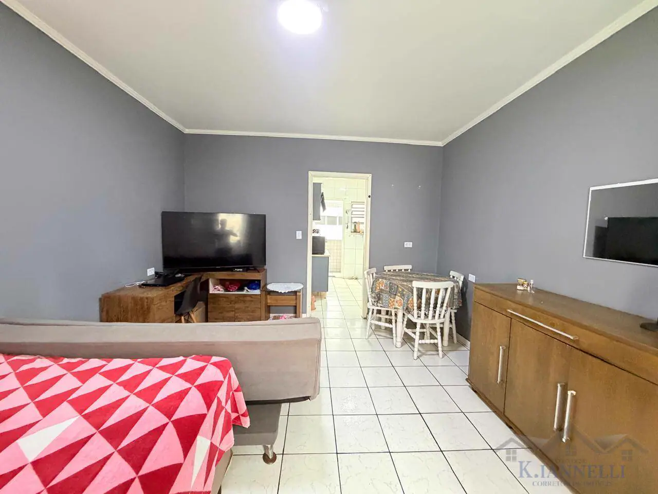 Kitnet mobiliado c/ vaga, há 150 metros praia, Sala/dorm., cozinha, A.Serv.