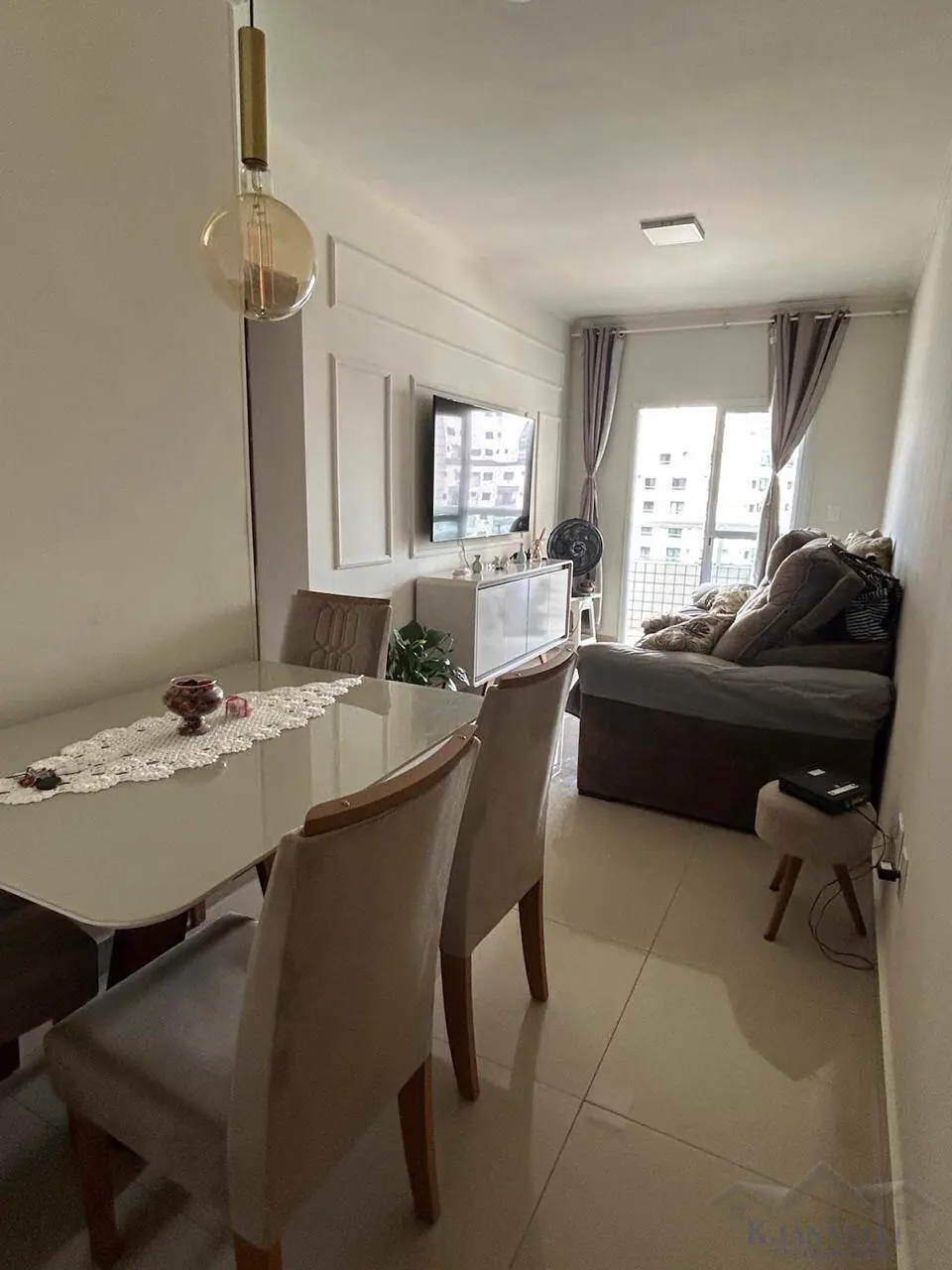 Sala de um apartamento de 2 quartos à venda no Boqueirão, em Praia Grande