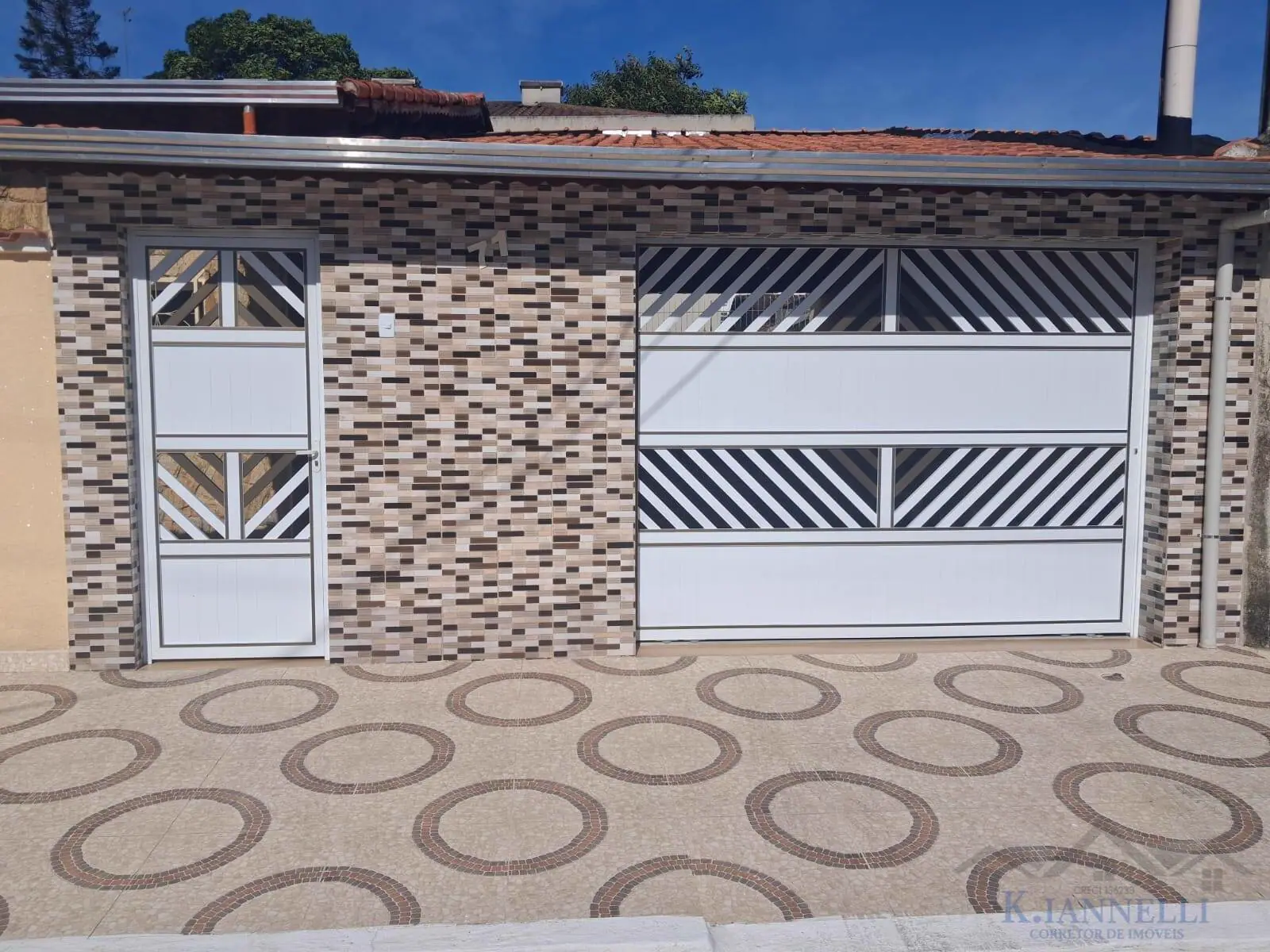 Casa de 02 dormtórios no Canto do Forte, moderna e toda reformada