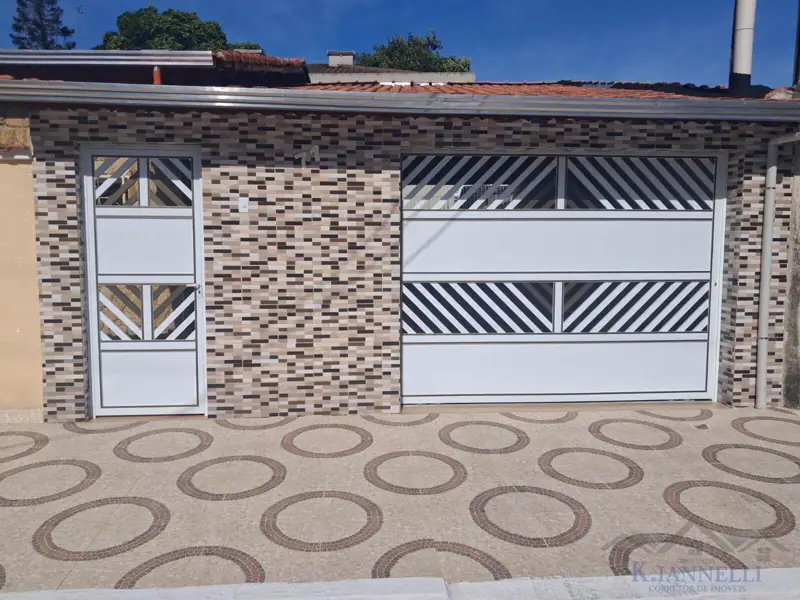 Casa de 02 dormtórios no Canto do Forte, moderna e toda reformada