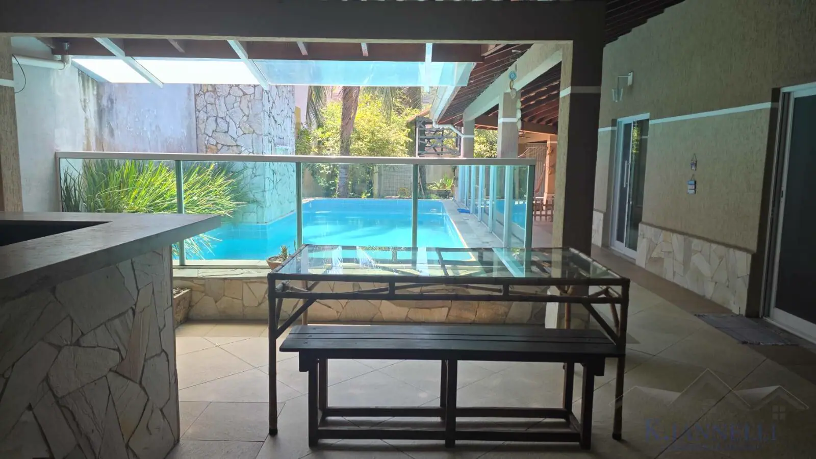 Casa térrea 03 dormitórios 01 suíte com piscina no Canto do Forte