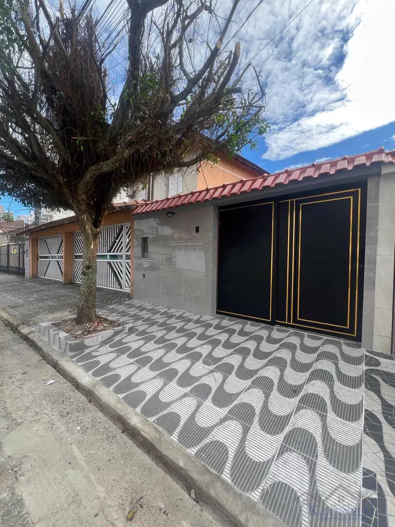 Casa com Piscina . 2 Dormitórios. Aviação- Praia Grande SP .