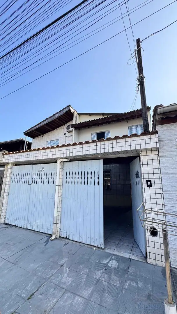 Sobrado em Praia Grande SP . Bairro Quietude . 2 Dormitórios com Edicula .