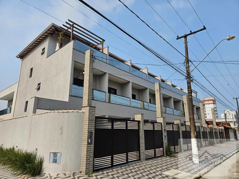 Triplex Sobrado 3 Dormitórios. Maracanã. Praia Grande SP.