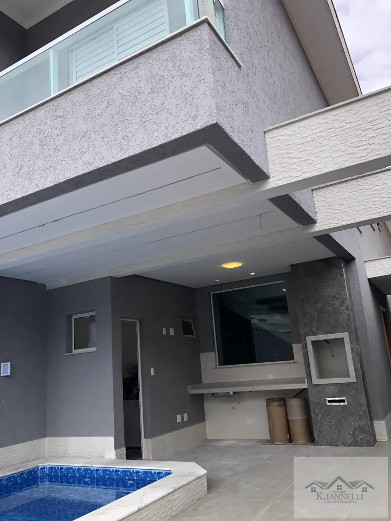 Sobrado com 3 Suítes e Alto Padrão na Vila Tupi, a 400m da Praia