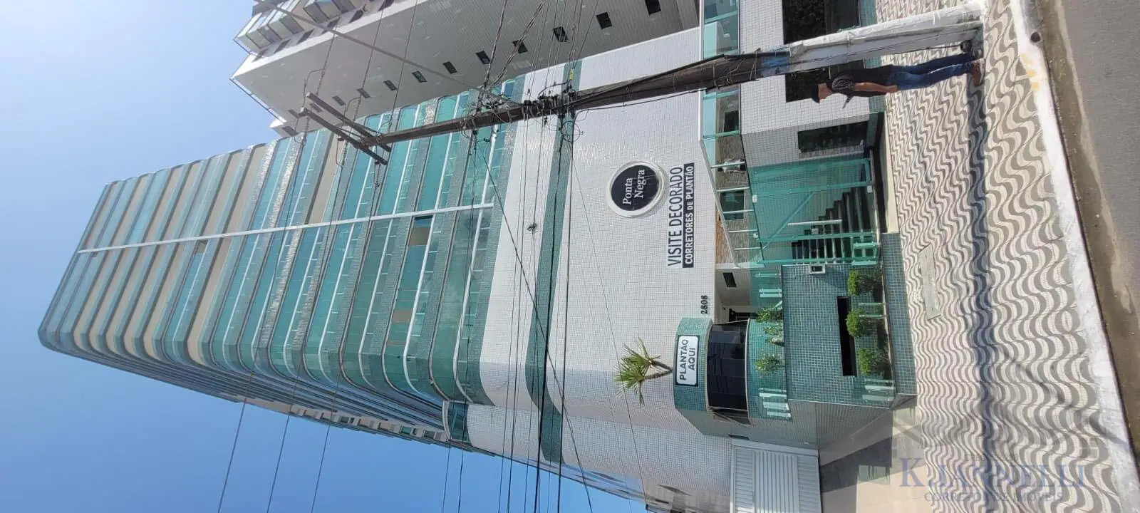 Exclusiva Cobertura Frente Mar Duplex de Alto Padrão com Vista Deslumbrante