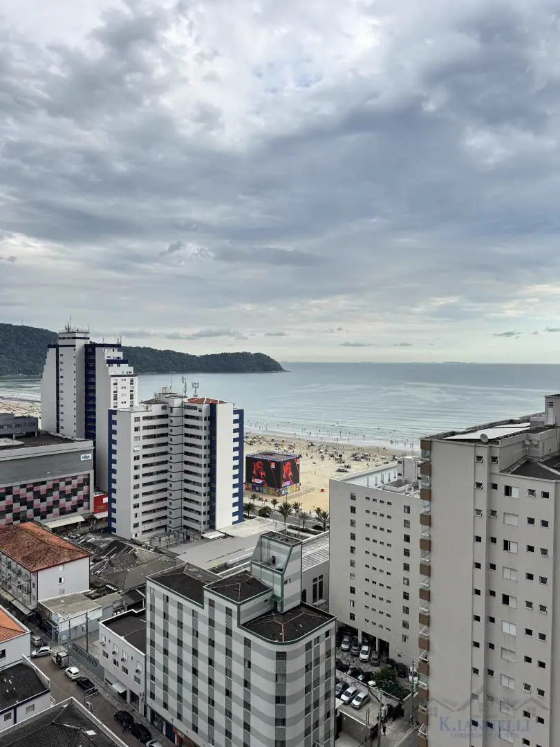Vista do mar e dos prédios do Boqueirão, do alto de um apartamento à venda em Praia Grande
