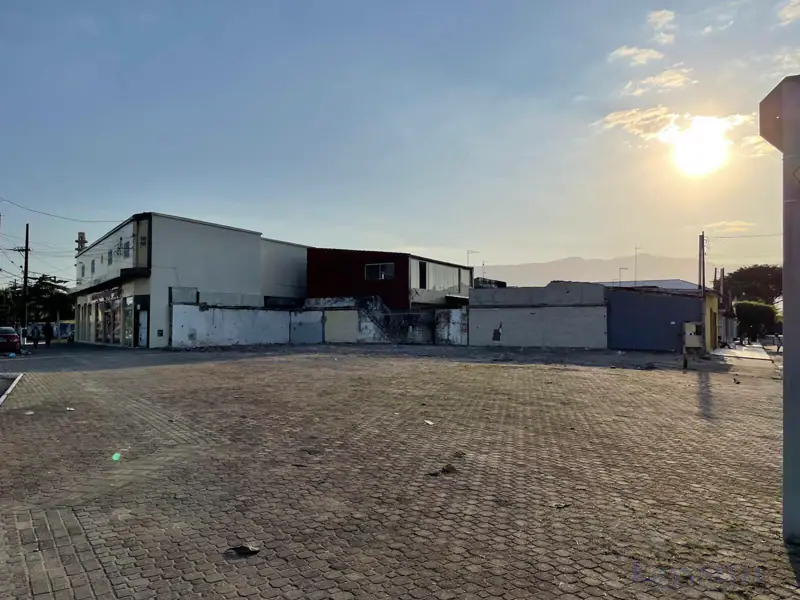 Terreno Comercial de Esquina na Av. Pres. Kennedy - Praia Grande