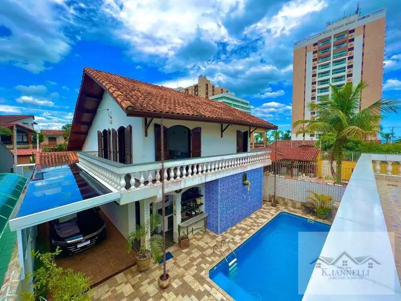 Ótimo Sobrado com 300m² à 100m da Praia - 5 Dormitórios - Balneário Flórida