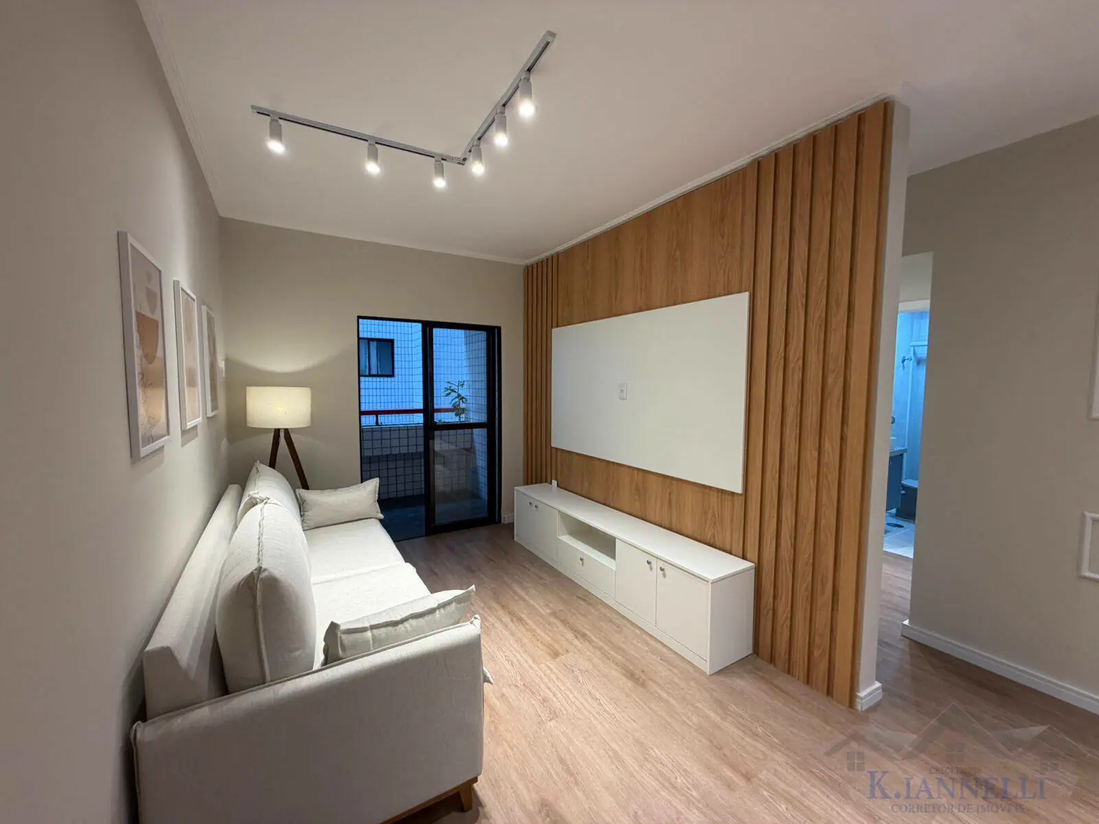 Apartamento 02 Dormitórios Sacada Elevadores 400m praia - R$ 490.000