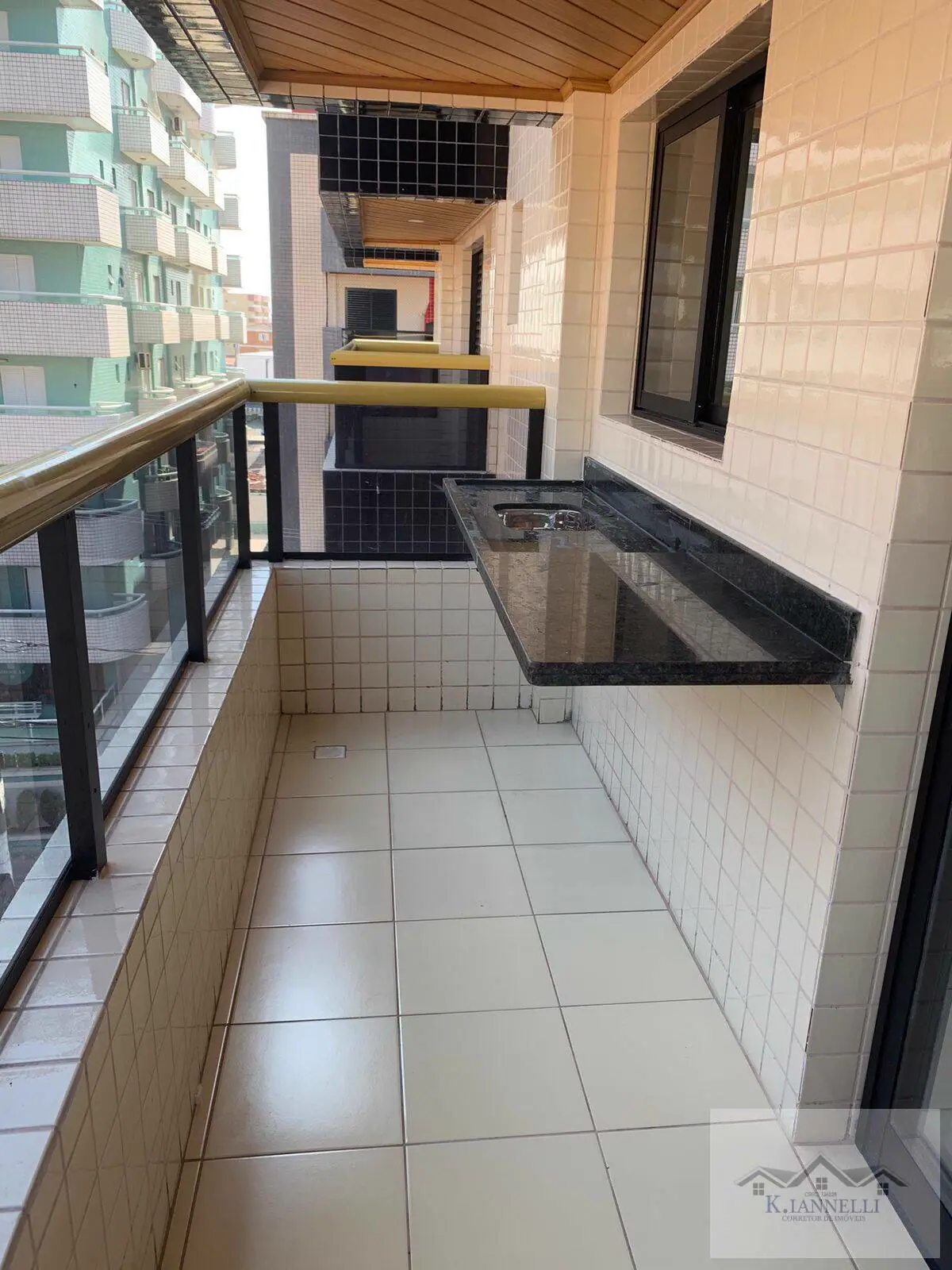 Apartamento Flat com Varanda 400m praia Boqueirão - R$ 408.000